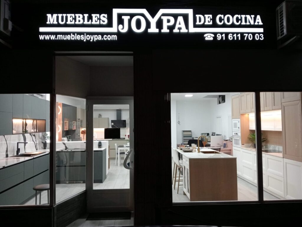 Imagen de la fachada con la iluminación destacando de noche